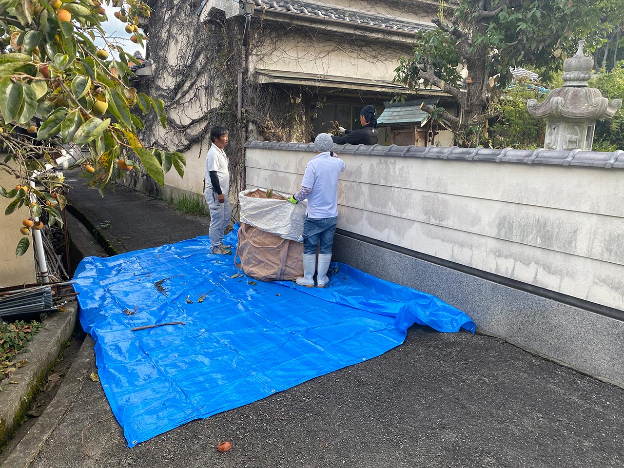 空き家管理　草刈り　剪定　施工中