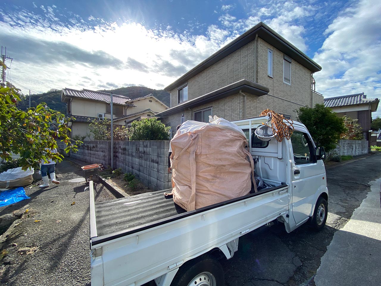 空き家管理　草刈り　剪定　施工中