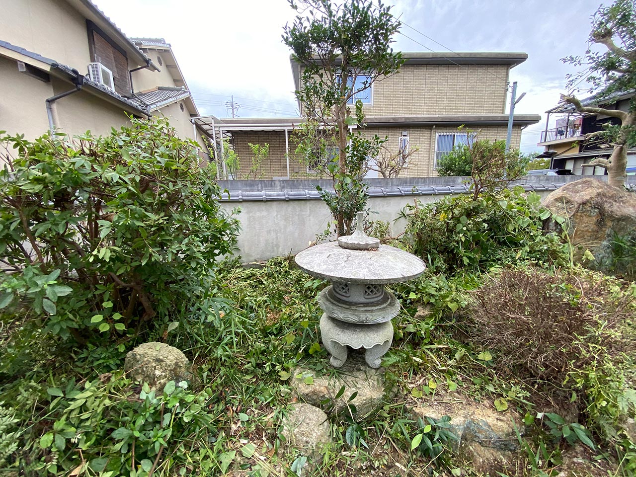 空き家管理　草刈り　剪定　施工中