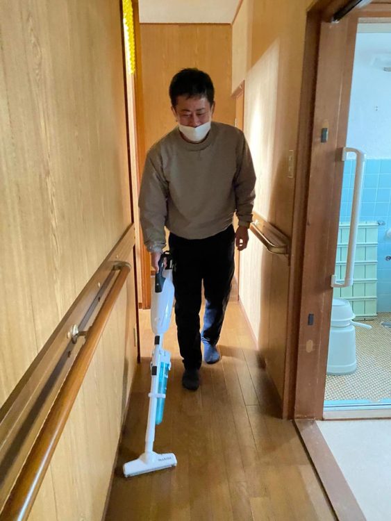 空き家管理:屋内清掃中